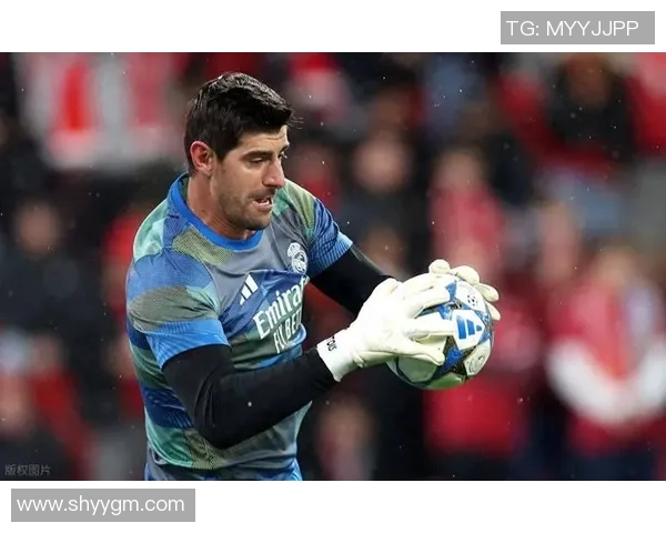 库尔图瓦：守护球门的铁血战士与足球场上的传奇故事